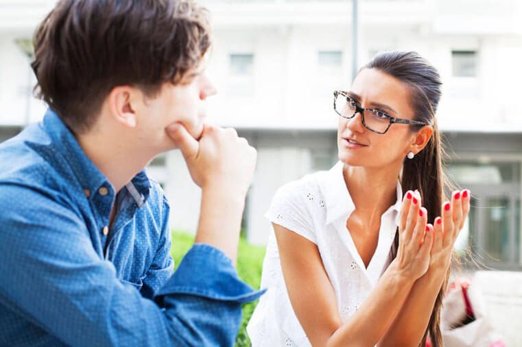 Demuestra interés durante las conversaciones